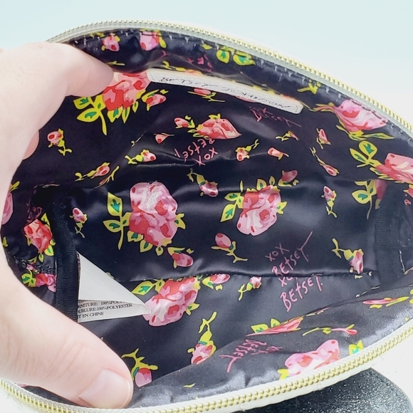 Betsey Johnson Happy Snowman Kitsch Cosmetic Bag with Quilted Hearts - Picture 8 of 9